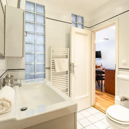 Riverside Two Bedroom Flat By The Chain Bridge Budapest