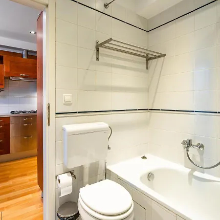 Riverside Two Bedroom Flat By The Chain Bridge