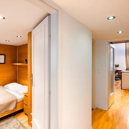 Riverside Two Bedroom Flat By The Chain Bridge Apartment *
