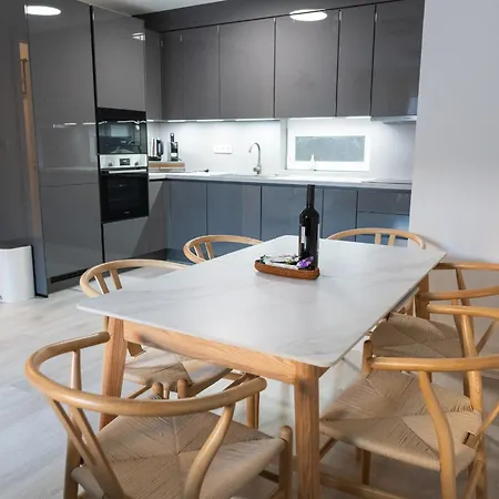 Downtown 2 Bedrooms Nearby Duna River Balcony-garage 10 Euro Per Day *