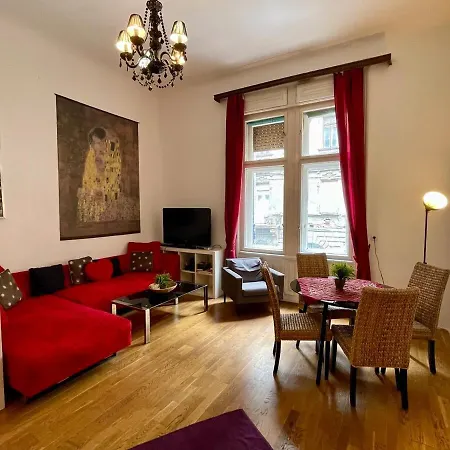 Iza Bella Classic Romantica Spacious 2br Apartment Budapest