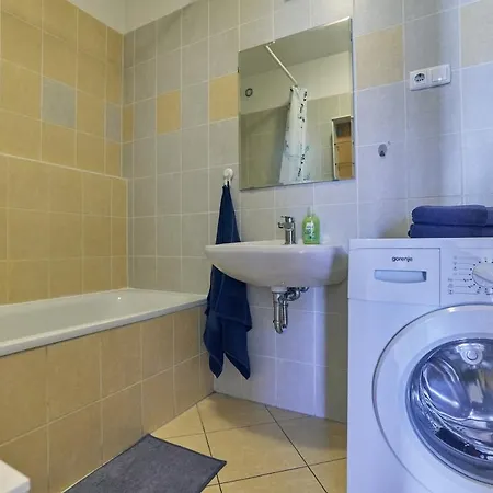 Cozy Quiet With Ac And Parking Apartment *