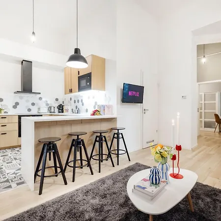 Walk To Opera House - 3br Live In Designer Apartment Budapest
