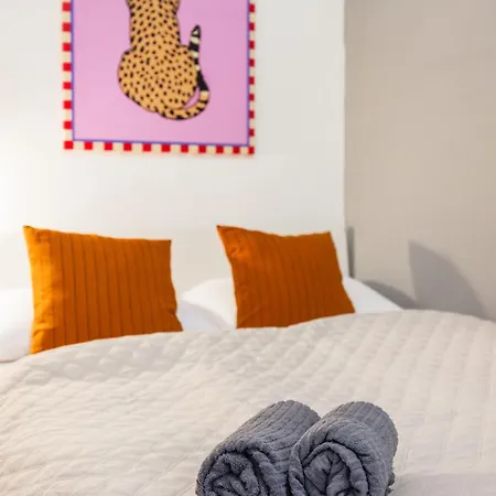 Walk To Opera House - 3br Live In Designer Apartment *