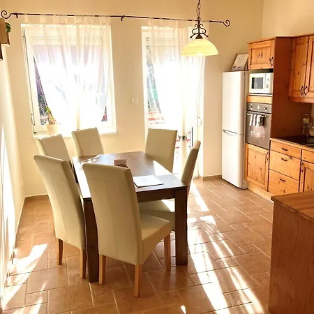 Kiraly Csaladi Apartman- Royal Family #freegarage Apartment *