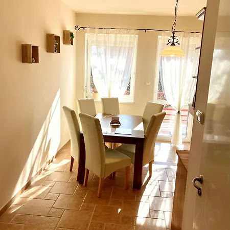 Kiraly Csaladi Apartman- Royal Family #freegarage Apartment Budapest