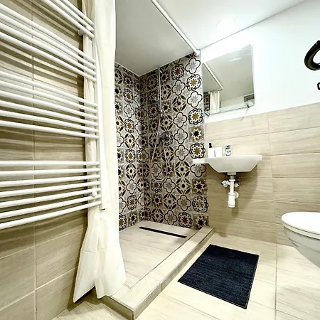 Nyugati 4 With 3 Bedrooms In The Center Apartment *