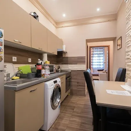 Cozy At Puskas Stadium Apartment *
