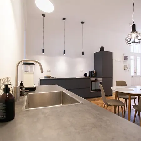 Luxury Style Next To The Market Hall Apartment *