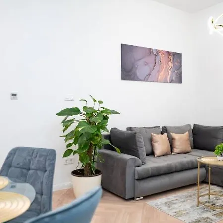 Apartment Gold'n Marble