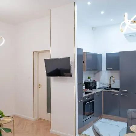 Gold'n Marble Apartment