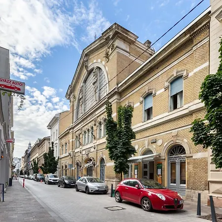 V26 Freedom * Budapest
