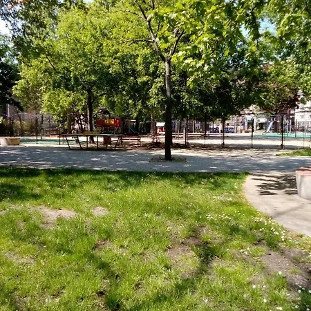 Sunny Facing The Park Apartment Budapest