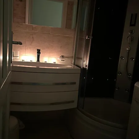 River Ruby Apartment *