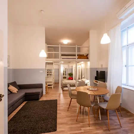 Klau33 In Party District * Budapešť