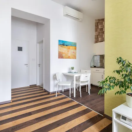 Gde Wesselenyi Triple Apartment