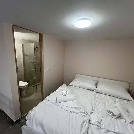 Iza-szondi Homes Apartment *