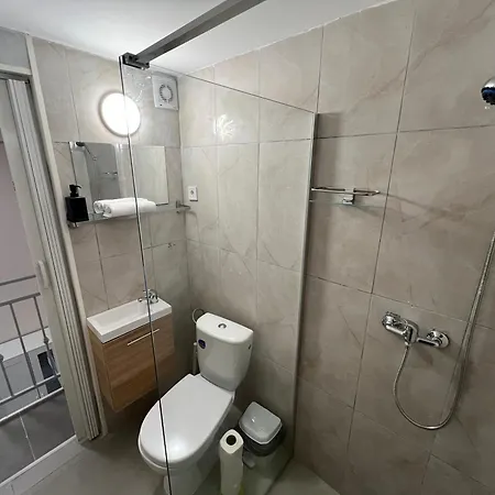 Iza-szondi Homes Apartment