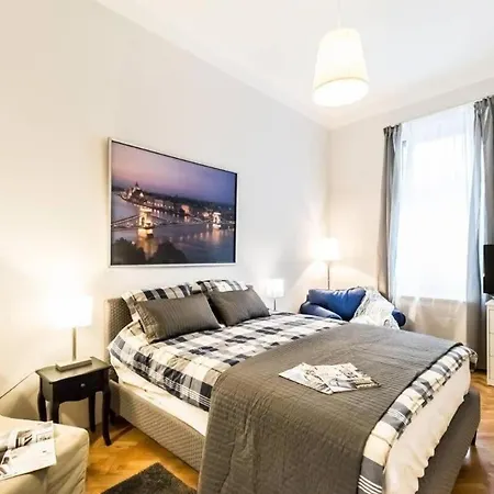 Apartment Akacfa Chic Retreat Downtown