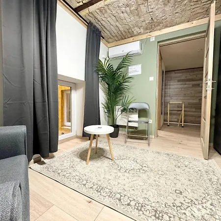 R5 Patio 2 Bedrooms Free Parking Apartment *