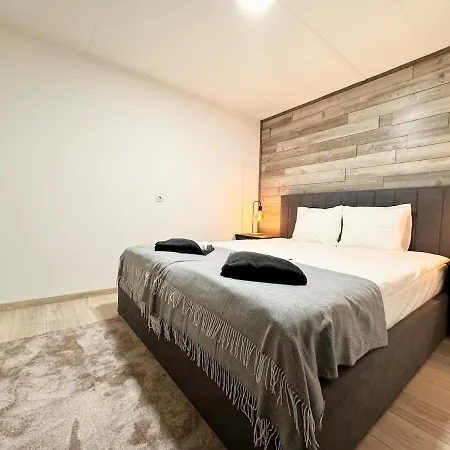 R5 Patio 2 Bedrooms Free Parking Apartment