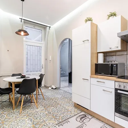 Sea Holly - With Perfect Location 2 Separate Bdrms Apartment Budapest