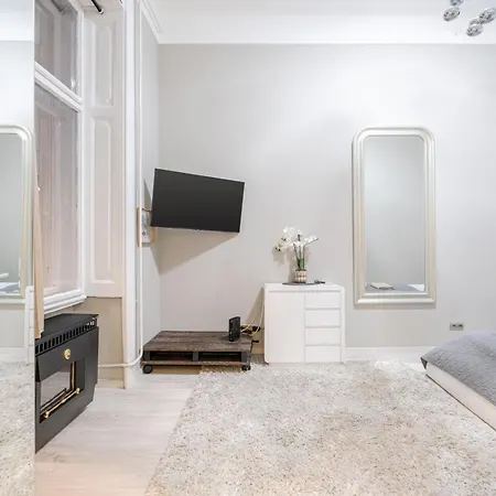 Apartment Sea Holly - With Perfect Location 2 Separate Bdrms Budapest