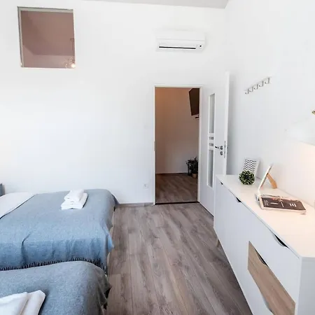 Extra Brand New Large With Air Con Budapest