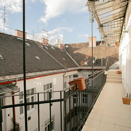 Apartment Cozy & Quiet In Downtown Budapest
