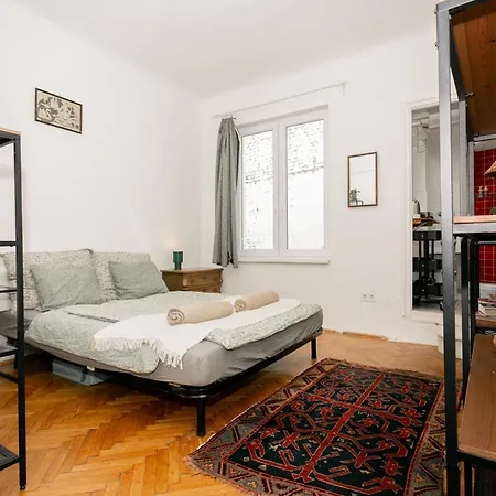 Cozy & Quiet In Downtown Apartment *