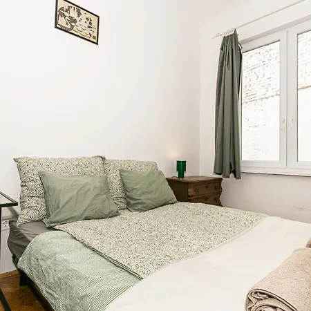 Cozy & Quiet In Downtown Apartment