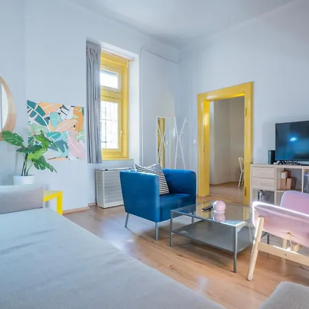 Klau10 In Party District. Apartment