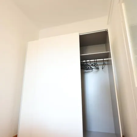 Golden Pear Apartment *