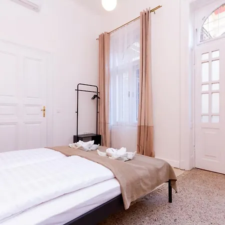 2br Modern Elegance W Sauna And Ac By *