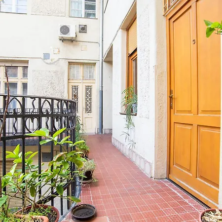 Tas Vas - Charming In Budapest