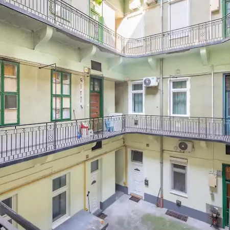 Downtown Edge Harmony Apartment