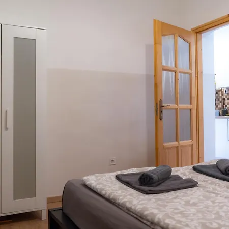 Cozy In Akacfa Street 布达佩斯