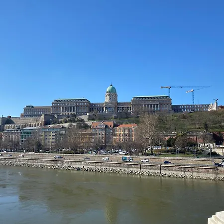 Chain Bridge Apartament *