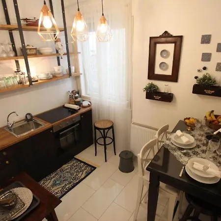 Exclusive Antique Next To The Fashion Street Apartment