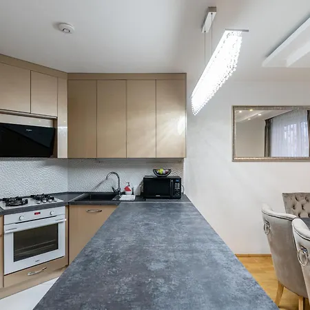 Beautiful Three Bedrooms With Free Parking Close To The Danube Coast