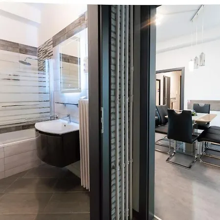 Charles' Haven In The Heart Of Apartment Budapest
