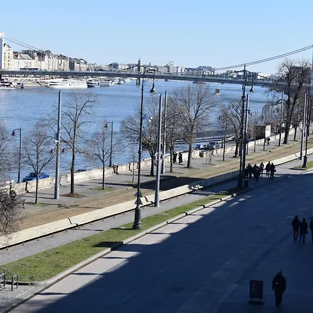 Chain Bridge Apartament