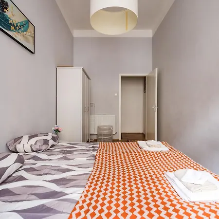 Bright & Grand With 4 Bedrooms By New York Cafe Apartment