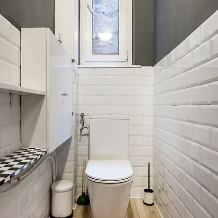 Bright & Grand With 4 Bedrooms By New York Cafe Apartment