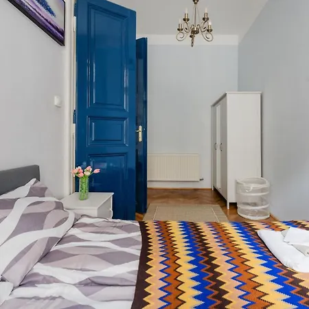 Bright & Grand With 4 Bedrooms By New York Cafe