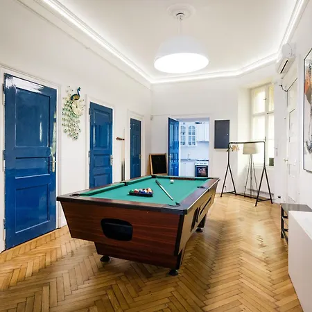 Bright & Grand With 4 Bedrooms By New York Cafe Apartment *