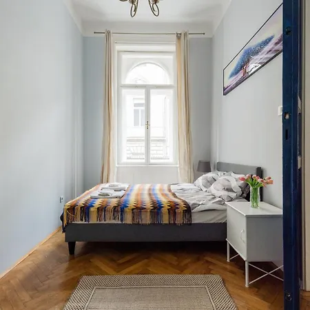 Bright & Grand With 4 Bedrooms By New York Cafe Budapest