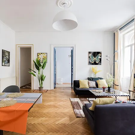 Bright & Grand With 4 Bedrooms By New York Cafe Apartment