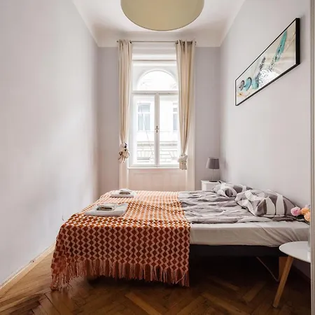 Apartment Bright & Grand With 4 Bedrooms By New York Cafe *