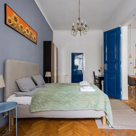 Apartment Bright & Grand With 4 Bedrooms By New York Cafe Budapest